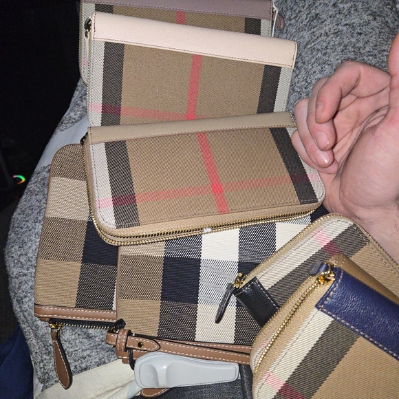 Womans burrberry zip up wallet - Picture 4 of 4